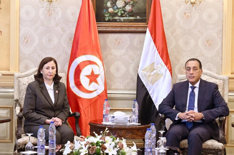 رئيس الوزراء مع نظيرته التونسية