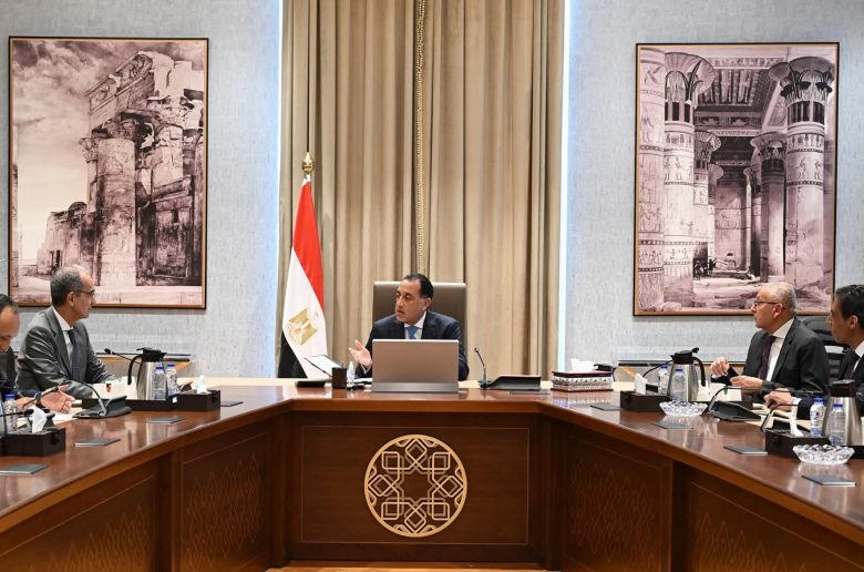 رئيس الوزراء يستعرض تيسير إجراءات خدمات التصديق على المحررات بالخارجية