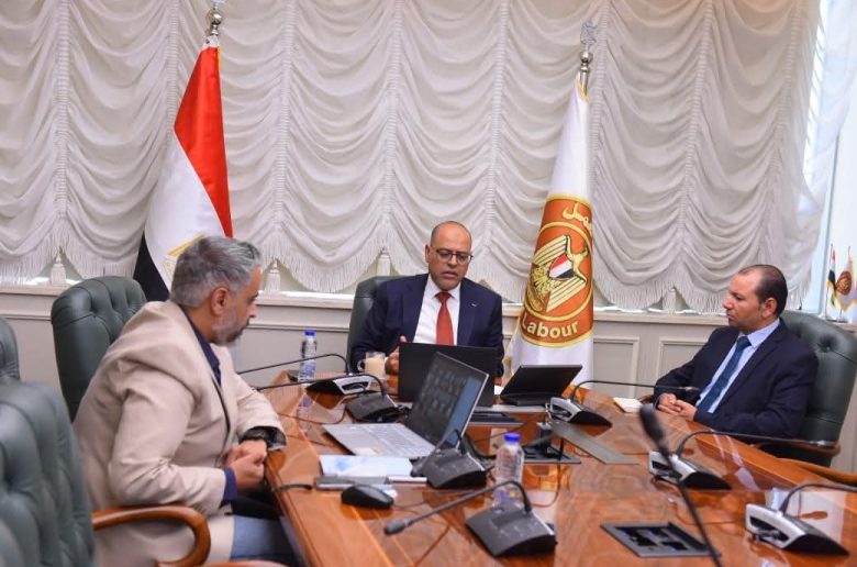 وزير العمل يوجه بتكثيف حملات التفتيش على تراخيص عمل الأجانب 