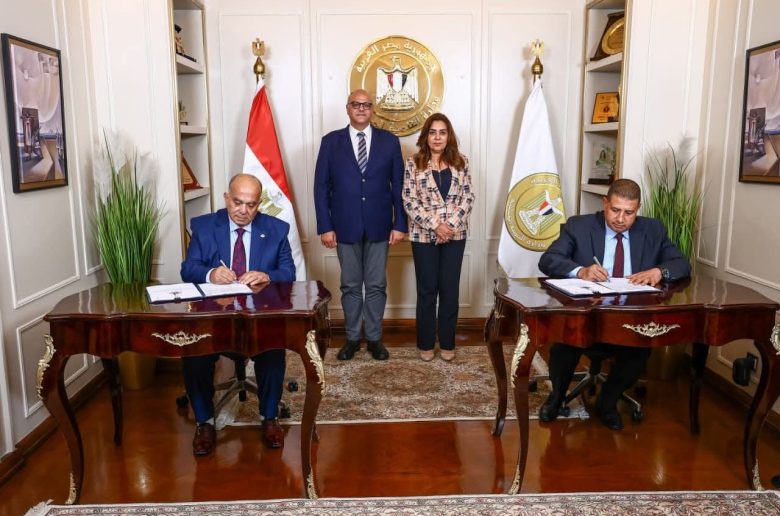 وزيرة التنمية المحلية ومحافظ القليوبية يشهدان توقيع عقد تقديم خدمات نظافة الشوارع بشبرا الخيمة