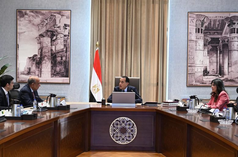 رئيس الوزراء يبحث مع مسئولي «سيمنز» الألمانية سبل تعزيز التعاون المشترك