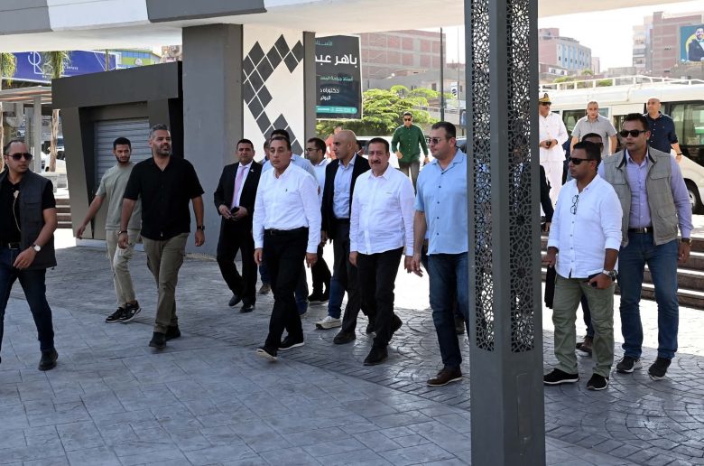 رئيس الوزراء يتفقد أعمال تطوير وتجميل كورنيش شبين الكوم ويفتتح الممشى السياحي
