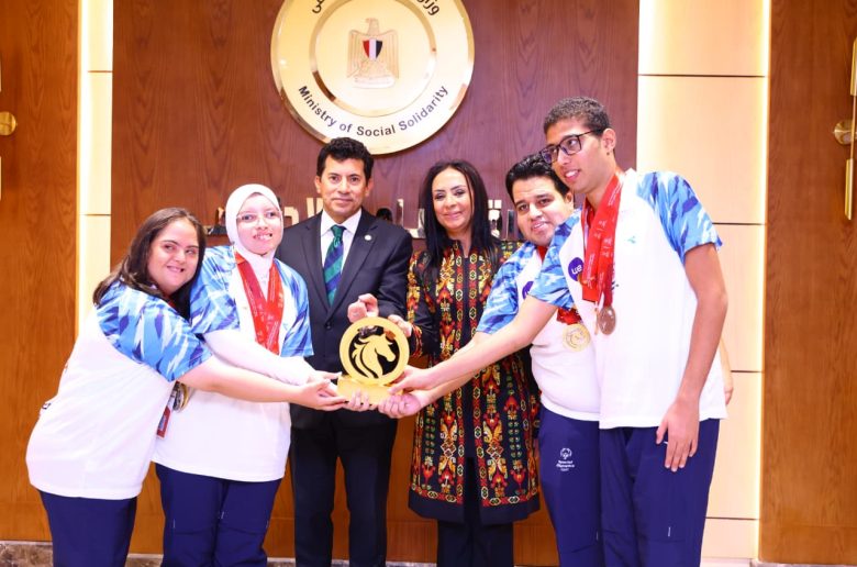 وزيرا التضامن والشباب يكرمان أبطال الأولمبياد الفائزين بمسابقة الفروسية بالإمارات