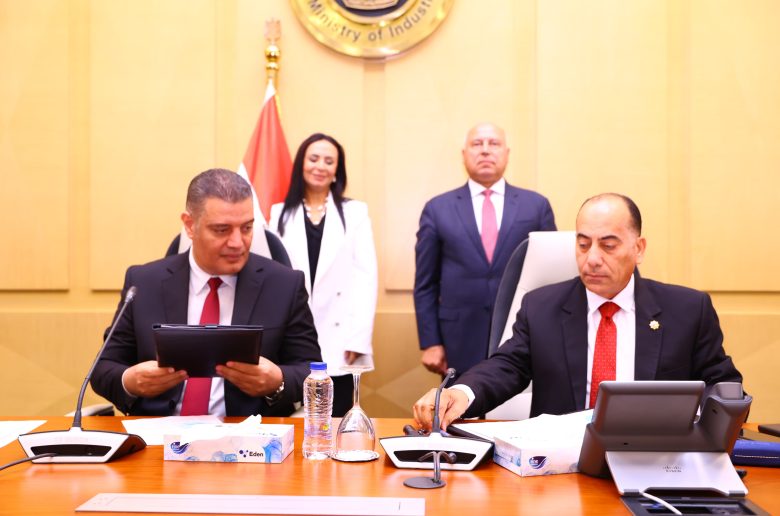 وزارتا الصناعة والتضامن توقعان بروتوكول تعاون لرعاية المسنين المحالين للتقاعد