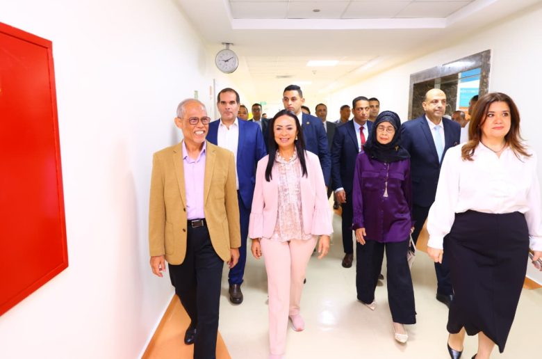 وزيرة التضامن ووزير الأسرة والتنمية الاجتماعية بسنغافورة يزوران مستشفى الناس