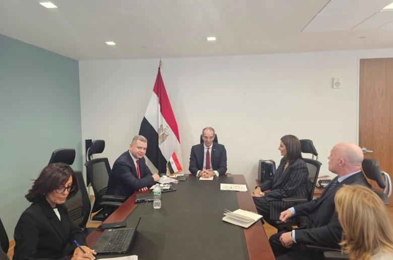 وزير الاتصالات يبحث مع مسئولي الشركات العالمية لزيادة استثماراتها بمجالات التعهيد وبناء القدرات