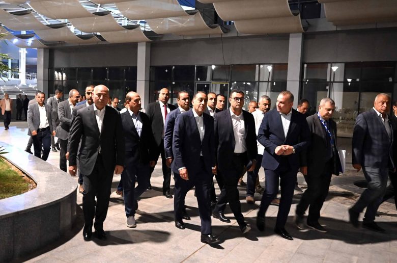 رئيس الوزراء يتفقد سير العمل بمشروع حدائق «تلال الفسطاط»