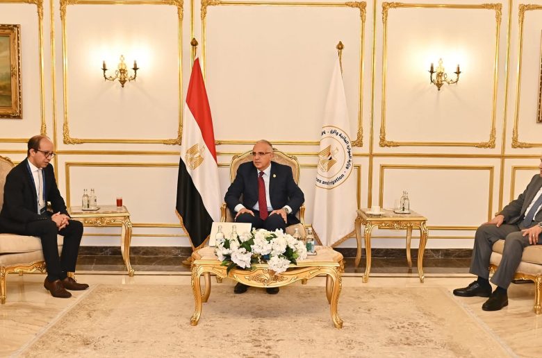وزير الري يلتقي المدير الإقليمى لصندوق التنمية الزراعية خلال «أسبوع القاهرة للمياه»
