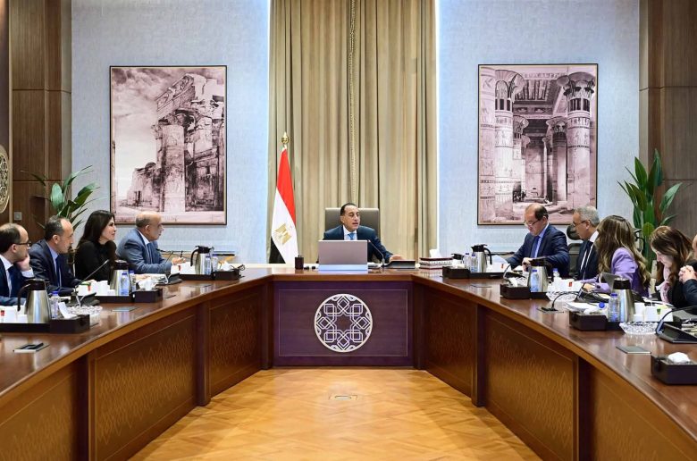 رئيس الوزراء يتابع الموقف التنفيذي للطاقات المتجددة وتدعيم الشبكة القومية للكهرباء