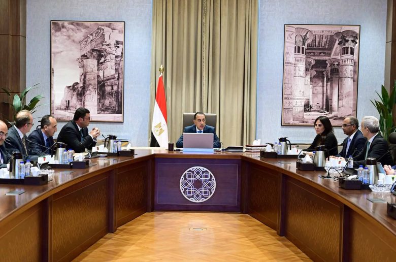 رئيس الوزراء يستعرض فرص الشراكة بمجال تحلية مياه البحر مع «أكوا باور» السعودية