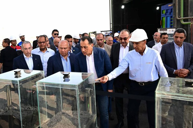 رئيس الوزراء يتفقد مراحل الإنتاج بمصنع «المصرية لبلوكات الأنود الكربونية بالسخنة»