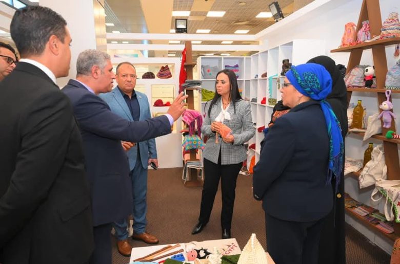 وزيرة التضامن تتفقد جناح معرض «ديارنا للحرف اليدوية والتراثية» بمطار شرم الشيخ