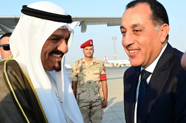 رئيس الوزراء يستقبل نظيره الكويتي بمطار القاهرة الدولي