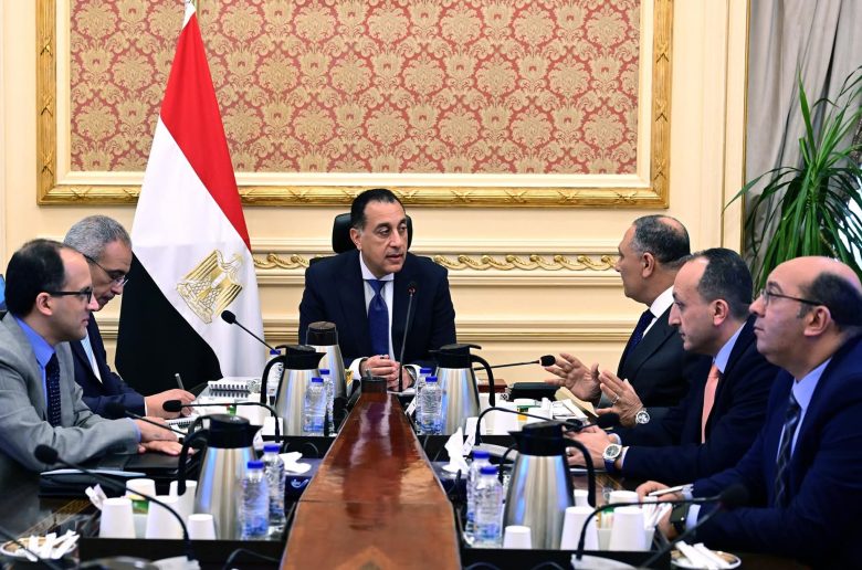 رئيس الوزراء يتابع مع رئيس مركز تخطيط استخدامات أراضي الدولة عدداً من الملفات