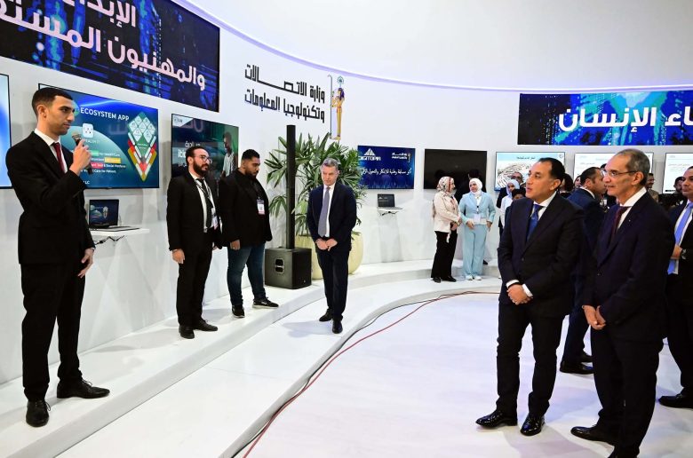 رئيس الوزراء يناقش خريجي مبادرات وزارة الاتصالات وأصحاب الشركات الناشئة حول مشروعاتهم