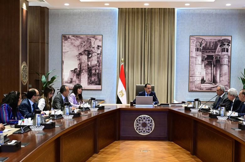 رئيس الوزراء يلتقي أعضاء اللجنة الاستشارية للشئون السياسية