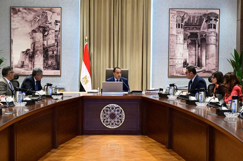 رئيس الوزراء يتابع تطوير المناطق المحيطة بمنطقة هضبة الأهرامات