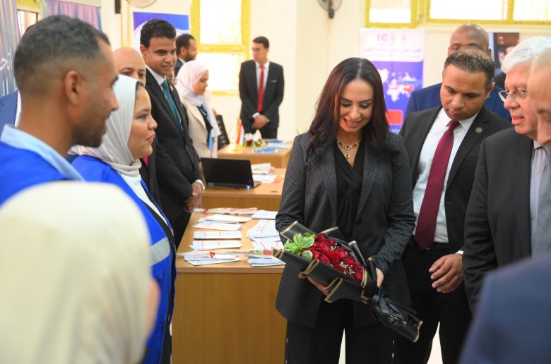 وزيرة التضامن تسلم جامعة الأقصر الأهلية طابعة «برايل»  لاب توب ناطق