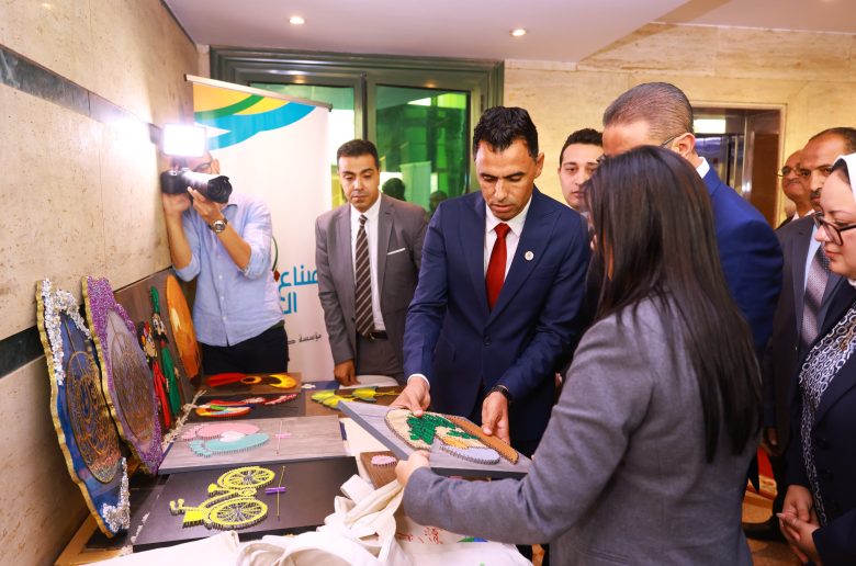 وزيرة التضامن ومحافظ الفيوم يتفقدان معرض «كنزي» للحرف اليدوية والتراثية
