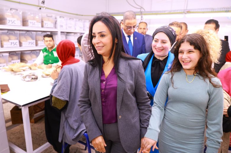 وزيرة التضامن ومحافظ الفيوم يتابعان المشروعات الإنتاجية لمصنع الغزل والنسيج بقرية العزب