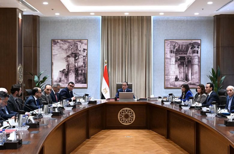 رئيس الوزراء يستعرض مقترح لمشروع تطوير المناطق المحيطة بالأهرامات