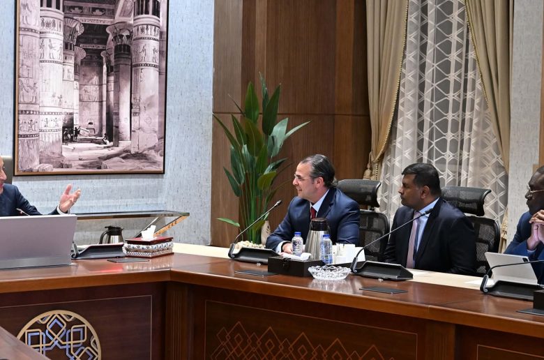 رئيس الوزراء يلتقي رئيس قسم الأصول الأساسية والبلدان الناشئة بشركة «شيفرون