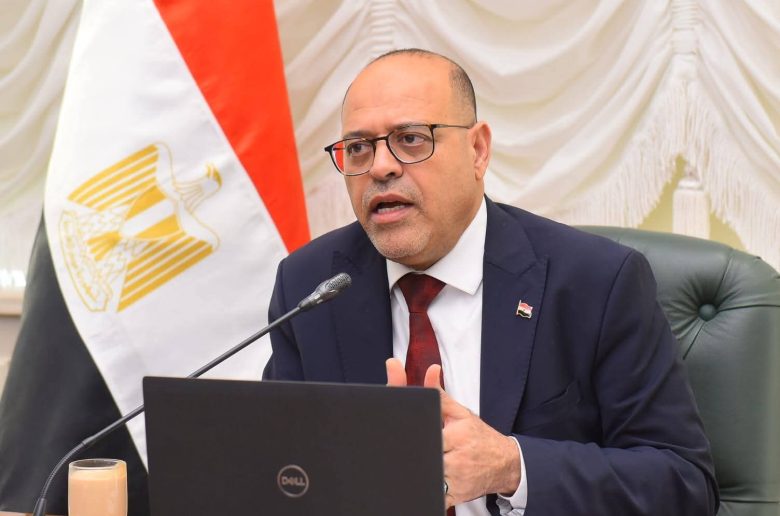 وزير العمل يصدر قرارًا بشأن تحديد الأعمال التي يجوز فيها تواجد العامل 10 ساعات