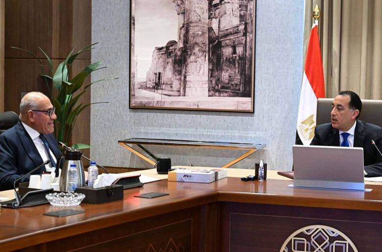 الحكومة: مصنع «سيماف» سلم 10 قطارات مترو مكيفة للخط الثالث بالقاهرة