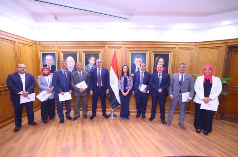 وزيرة التضامن تكرم قطاعي التركات الشاغرة والعقارات والشؤون القانونية ببنك ناصر 