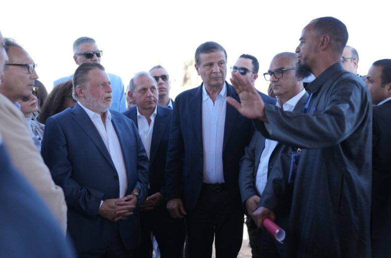 محافظ البنك المركزي ووزير الزراعة يتفقدان القرى المستفيدة من مشروع دعم صغار المزارعين بأسوان