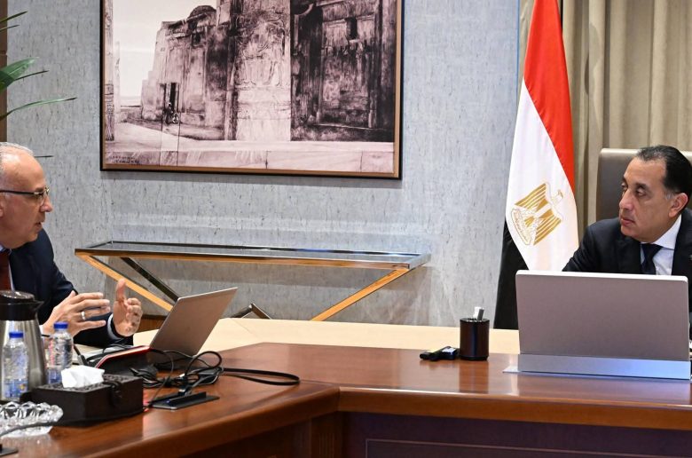 رئيس الوزراء يتابع مع وزير الري عددا من ملفات عمل الوزارة 