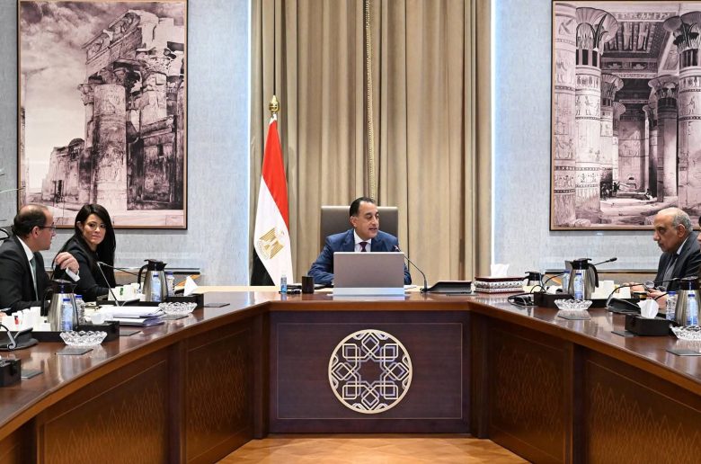 رئيس الوزراء يستعرض مستجدات حل مشكلة مديونيات «الكهرباء» لدى الجهات الحكومية