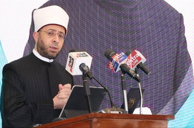 وزير الأوقاف يطلق أول برنامج رقمي لإدارة حركة التنقلات في الوزارة 