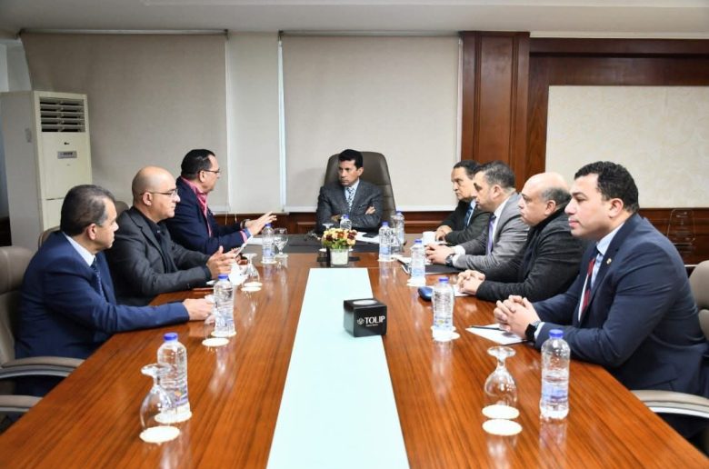 وزير الشباب يبحث إجراءات التحول الرقمي للملف الطبي الرياضي وإتاحة الكود الموحد