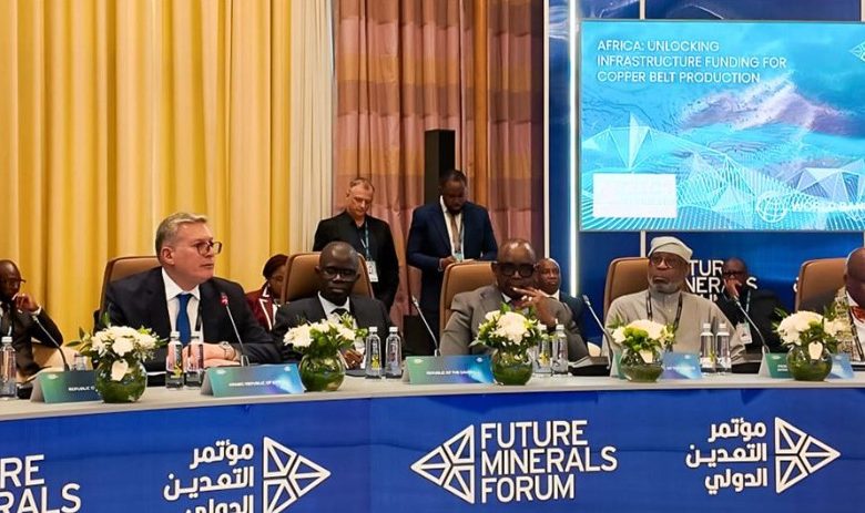 جانب من المائدة المستديرة