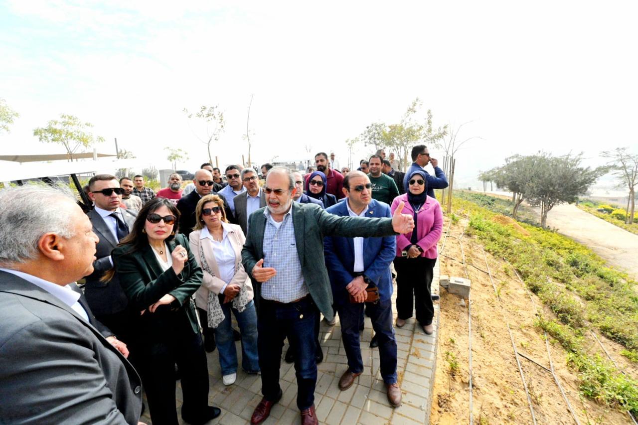 وزيرة الإسكان تقوم بجولة موسعة بمشروع «حدائق تلال الفسطاط» - أموال الغد