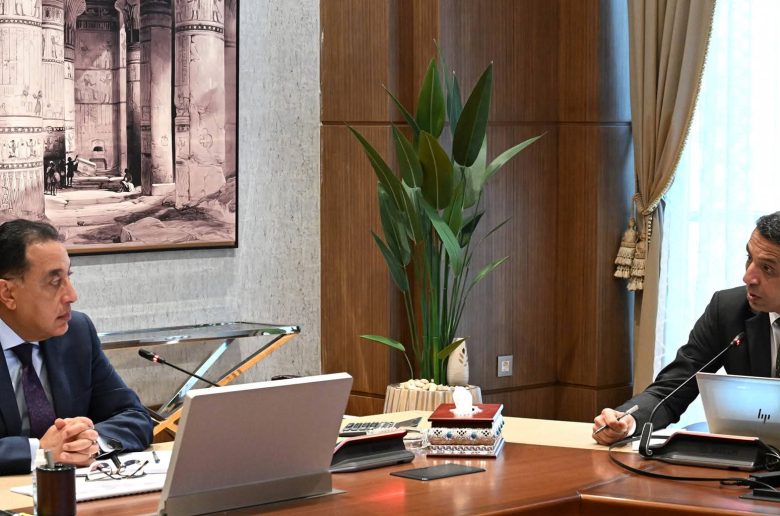 رئيس الوزراء يتابع موقف تنفيذ المشروعات التنموية والخدمية بمحافظة السويس