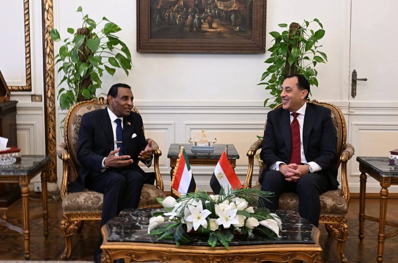 رئيس الوزراء ونظيره السوداني يبحثان تعزيز العلاقات الثنائية ويتشاوران حول القضايا الإقليمية