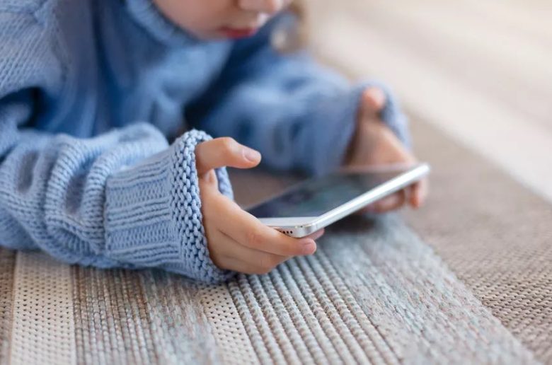 مخاطر استخدام الأطفال للإنترنت - أرشيفية