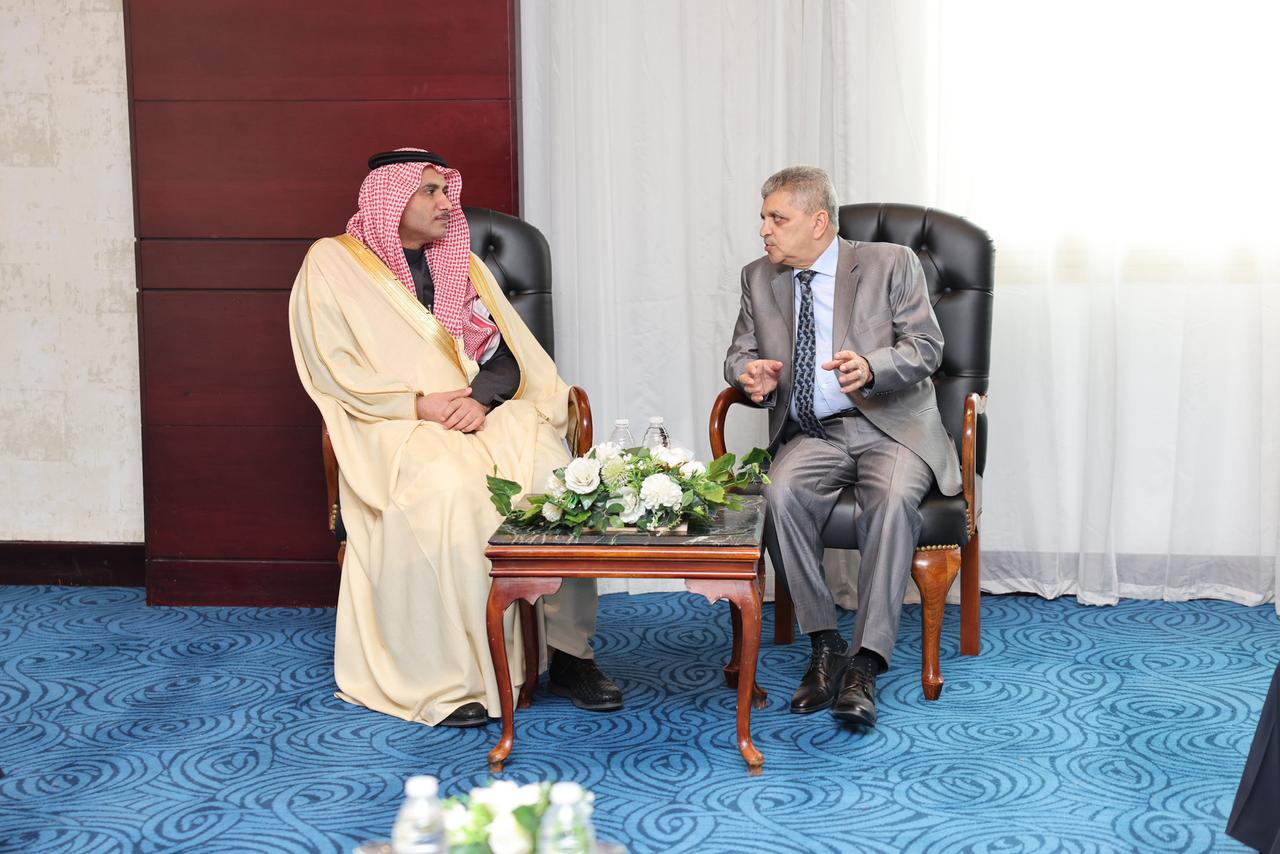 رئيس قناة السويس يبحث التعاون مع السعودية بمجالات بناء المعديات وأعمال الموانئ والتكريك - أموال الغد