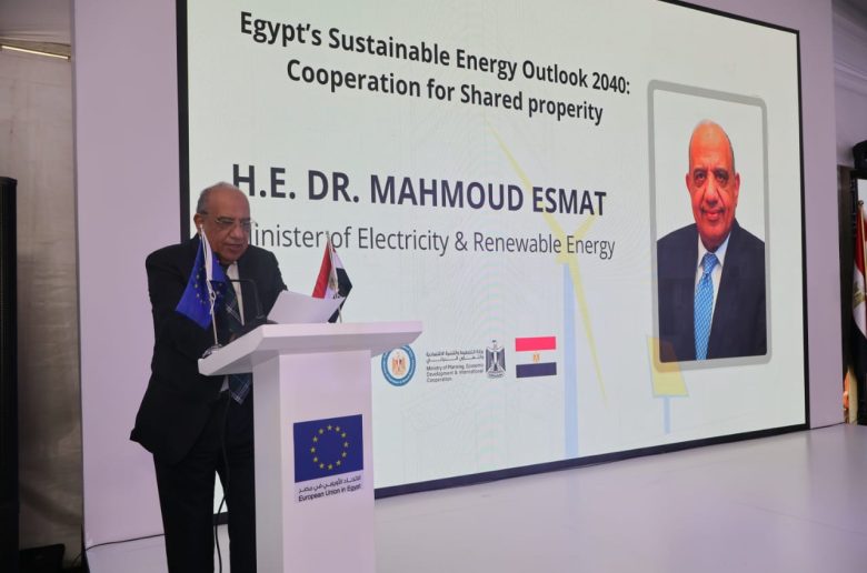 وزير الكهرباء خلال المؤتمر