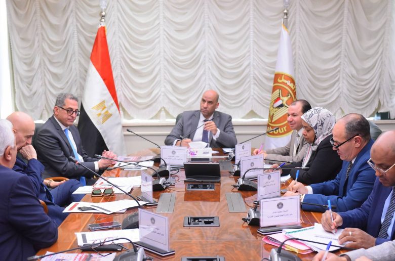 وزير العمل: حريصون على تقديم كافة التسهيلات للمستثمرين وتذليل أي عقبات بالقطاعات الإنتاجية 