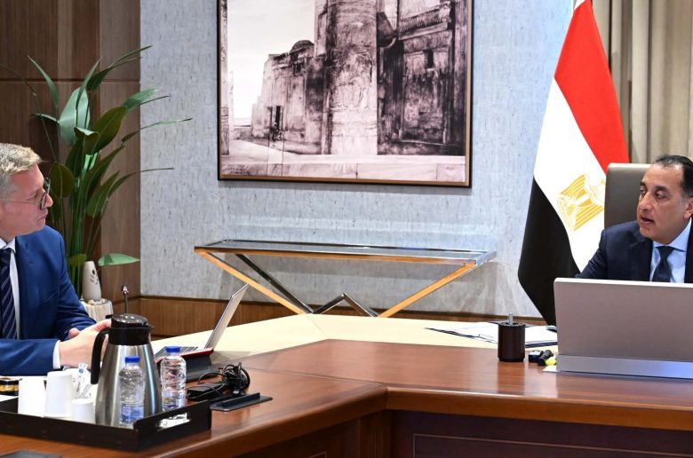 رئيس الوزراء يؤكد على ضرورة توفير مخزون استراتيجي آمن من المشتقات البترولية