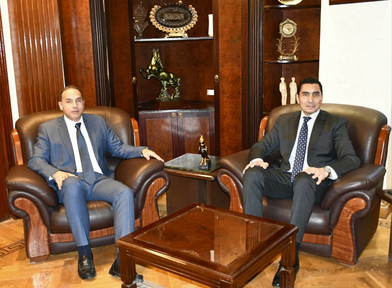 وزير الشباب والرياضة ورئيس هيئة الرقابة المالية يبحثان تعزيز أطر التعاون المشترك