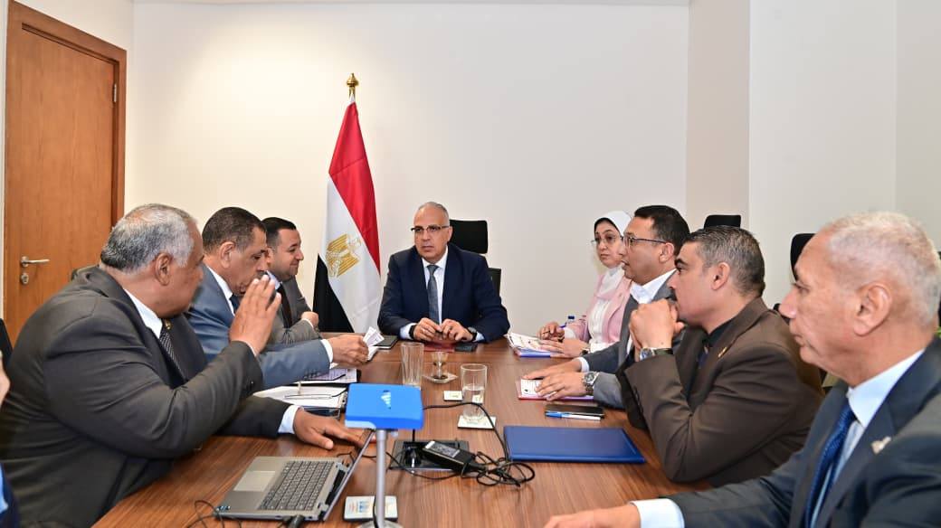 وزير الري يبحث مطالب أعضاء مجلسي النواب والشيوخ ويوجه بسرعة فحص الكباري وشبكات الصرف
