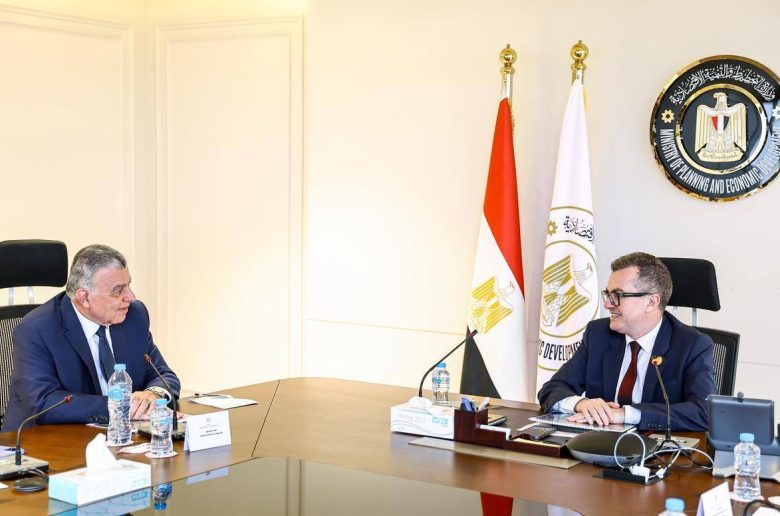 وزير التخطيط يبحث مع أيادي للاستثمار دعم ريادة الأعمال