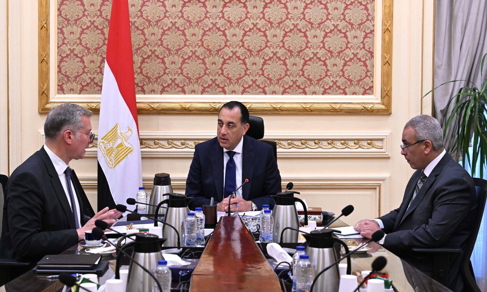 رئيس الوزراء يلتقي وزير البترول لمتابعة تأمين إمدادات الغاز والوقود بالسوق