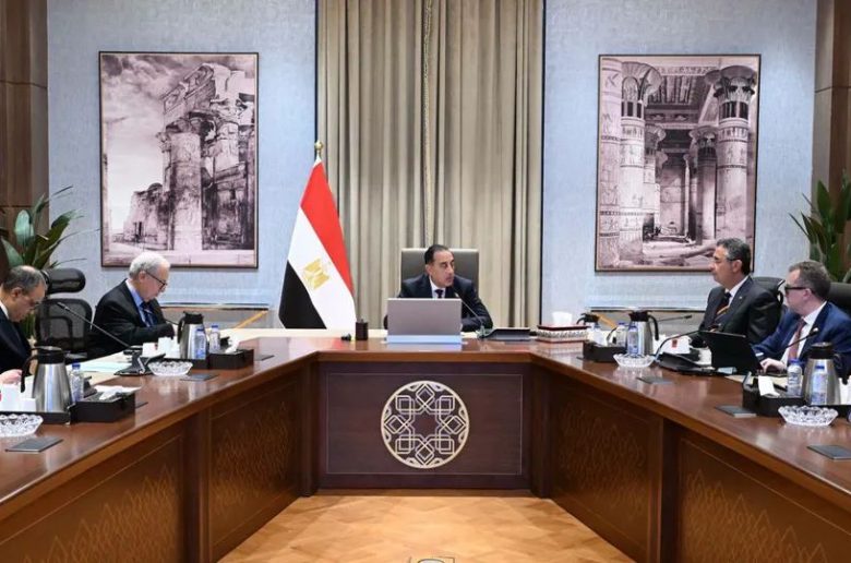 رئيس الوزراء يكلف بسرعة الانتهاء من دراسة إنشاء مركز عالمي لتخزين الحبوب والزيوت