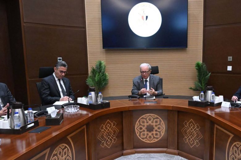 الحكومة: الدولة تمتلك أرصدة مطمئنة من السلع الاستراتيجية تكفي لعدة أشهر
