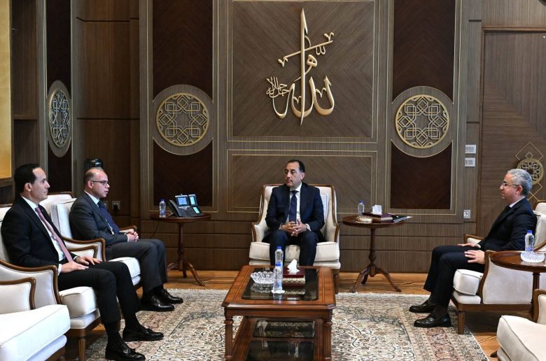 محمد عوض رئيسًا تنفيذيًا لهيئة الاستثمار والمناطق الحرة وإيمان منصور نائبًا 